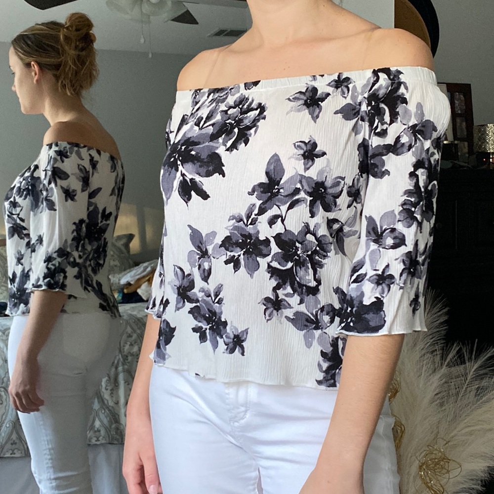 Versatile On or Off Shoulder Crinkle Print Top